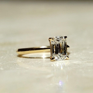 Bague de fiançailles et de mariage en diamant de laboratoire taille émeraude 1 carat en or jaune 14 carats de luxe certifiée IGI pour soirée - Product Image 1
