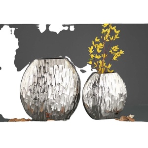 Juego de 2 jarrones de flores redondos martillados brillantes chapados en níquel plateado de acero para decoración del hogar - Product Image 1