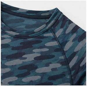 เสื้อยืดคอกลมแขนสั้นผู้ชายลายพรางสีเขียวอมฟ้าเข้มทรงสอบรุ่น MTS-CAMO-0013 - Product Image 5