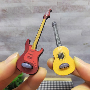Miniatura de Guitarra de Madera, Figura de Guitarra Eléctrica Roja, Decoración de Instrumento Musical para Casa de Muñecas, Decoración de Escenas DIY para mayores de 14 años - Product Image 6