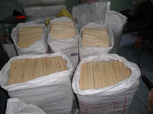 Bâton de bambou rond naturel pour la fabrication de brochettes d'encens et de produits artisanaux avec surface polie lisse - Product Image 4