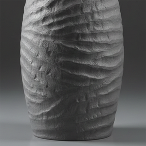 Impresionante Florero Metálico Gris Texturizado con Ondas Horizontales y una Silueta Alta y Elegante para Decoración Interior Moderna - Product Image 5