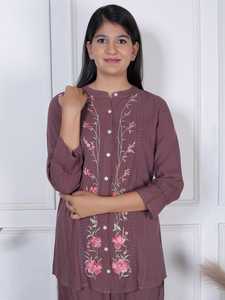 Ensemble coordonné pour femme, couleur mauve poussiéreuse, broderie florale, robe décontractée, haut Kurti boutonné avec pantalon assorti, pour un usage quotidien et une tenue ethnique. - Product Image 5