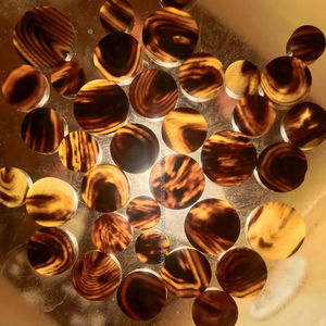 Bouton à bascule en corne de buffle naturelle écologique, poli et lisse, bouton artisanal élégant pour vêtements et accessoires par FWE - Product Image 1