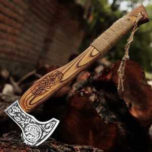 Hacha de Camping THEWIZ CRAFTS Hecha a Mano, de Acero con Alto Contenido de Carbono, Grado Industrial Premium, con Funda de Cuero Fino, Garantía de 3 Años - Product Image 1