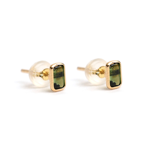Boucles d'oreilles ovales en tourmaline verte naturelle en or jaune massif 14 carats – Clous sertis clos en pierres précieuses forestières, pierre de naissance de luxe d'octobre - Product Image 2