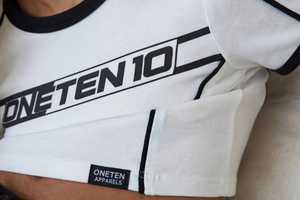 Oneten Apparels T-shirt court blanc à manches courtes pour femme avec bordure noire et imprimé lettres, style sportif, pour l'été - Product Image 5