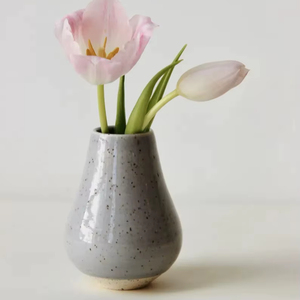 แจกันเซรามิกสีเทาลายจุดทันสมัย รูปทรงเรียวหรูหรา เคลือบเงาเรียบเนียน พร้อมดีไซน์เก๋ไก๋สำหรับการตกแต่งสไตล์ร่วมสมัย - Product Image 1
