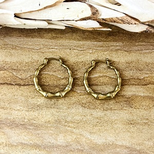 Pendientes de Aro de Bambú de Alta Demanda, Pendientes Boho de Latón para Mujer, Bañados en Oro de 18K, Minimalistas, Tipo Huggies, Naturales, para Venta al por Mayor/OEM/ODM - Product Image 1