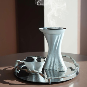Ensemble élégant de brûleurs d'encens blancs en métal avec plateau argenté, pot assorti et support sculpté pour une aromathérapie chic - Product Image 1