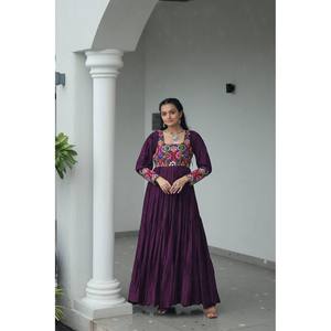 Vestido de Algodón Especial para Navratri con Trabajo Gamthi, Hermoso Atuendo para la Ocasión de Diwali - Product Image 4
