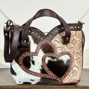Sac fourre-tout en cuir véritable façonné à la main March Expo Western avec design à double cœur clouté, sac à bandoulière en cuir de vachette pour femme - Product Image 4