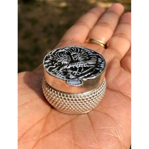 Boîte décorative traditionnelle en laiton et cuivre Sindhur Dibbi pour femmes mariées - Product Image 6