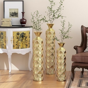 Juego de Jarrones de Piso Modernos de Lujo en Metal Dorado con Patrón Geométrico Triangular en Relieve 3D, Florero Decorativo de Pie - Product Image 6