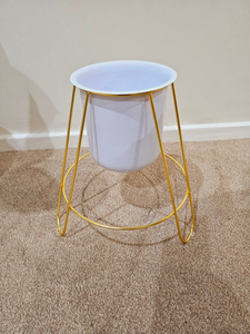 Jardinières en métal blanc nacré avec supports trépieds dorés, pots de fleurs décoratifs modernes pour salon, chambre et bureau - Product Image 3