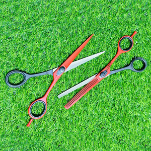 Tijeras Profesionales de Peluquería de 6 Pulgadas para Cortar y Entresacar Cabello, Tijeras de Entresacar para Barbería, Tijeras de Peluquería Negras y Rojas, 2 Piezas - Product Image 1