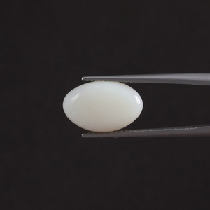 โอปอลธรรมชาติสีขาวคุณภาพพรีเมียม รับรองโดย IGI น้ำหนัก 5.14 กะรัต รูปทรงวงรี ตัดด้วยมือ ขัดเงา ผ่านการเคลือบแว็กซ์/น้ำมัน ขนาด 6 มม. - Product Image 3