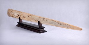 Listo para la venta: Adorno artesanal de marfil con talla de dragón y forma de pico de pez espada, hecho a mano, para exhibición en sala de estar u oficina. - Product Image 2