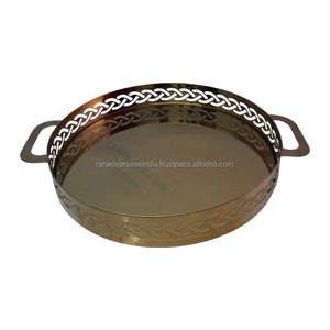 Bandeja decorativa para servir con diseño de calado de metal con doble MANGO y chapado en oro para alojar y mostrar alimentos y bebidas - Product Image 1