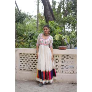 Robe de soirée longue multicolore en tissu romain pour la fête de Navratri - Robe de soirée formelle pour la mère de la mariée - Product Image 3