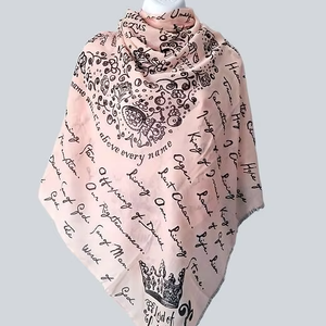 Collection en gros de foulards carrés tendance et personnalisés, imprimés, doux au toucher soyeux, utilisables comme hijab ou châle, pour la mode avant-gardiste. - Product Image 1