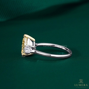 Bague de fiançailles élégante et raffinée en or plaqué 9K-18K avec diamant de laboratoire jaune taille poire et pierres latérales en moissanite taille poire |   IGI - Product Image 2