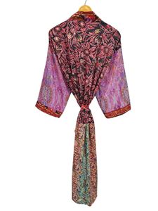 Kimono vintage de seda con patchwork de sari, túnica larga para cubrir el bikini, ropa de dormir, hecho a mano en India con seda de sari reciclada. - Product Image 4