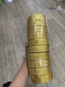 Dentelle dorée importée avec une finition soignée et une qualité de tissu durable pour les marques de mode. - Product Image 3