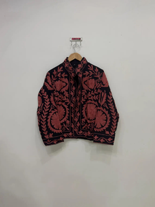 Chaqueta Acolchada Negra con Bordado Floral para Mujer, Estilo Étnico Tradicional, Abertura Frontal, Invierno, 100% Algodón Ecológico, Prenda Exterior Elegante - Product Image 3