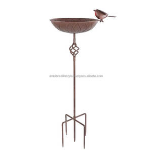Bain d'oiseaux élégant en métal artisanal pour la décoration de jardin, créant un espace propice aux oiseaux avec une base robuste et un revêtement résistant à la rouille. - Product Image 3