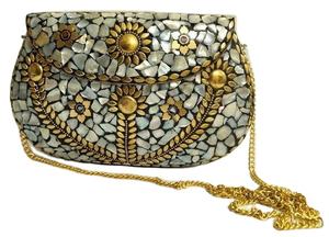 กระเป๋าถือคลัทช์ฝังมุกแม่ของมุกขายร้อนในสีขาว MOP พร้อมโซ่สําหรับเด็กผู้หญิงและสุภาพสตรีโดย Aaliyan Impex - Product Image 2