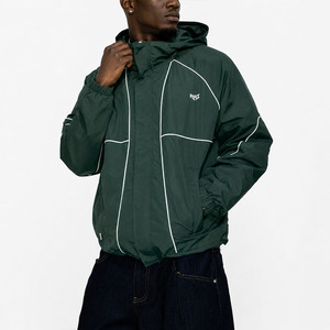 Chaquetas cortavientos con capucha personalizadas verdes, ligeras, impermeables, para exteriores, OEM, ODM, con ribetes reflectantes, estilo streetwear para hombre. - Product Image 1