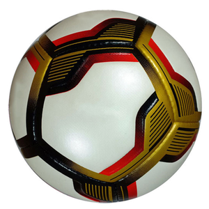 Ballon de football CORE FIELD blanc, noir et or, design classique à panneaux, écologique, léger, durable, gonflé, pour l'intérieur - Product Image 6