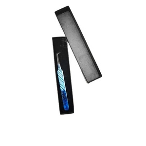 Pince à épiler pour extensions de cils en acier inoxydable, revêtement papier bleu et pointe plasma noire, angle 90 degrés / Emballage en boîte carton - Product Image 5