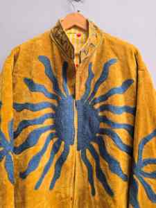 Veste Suzani en velours jaune moutarde pour femme, broderie artisanale bleue motif soleil, manteau ethnique bohème, vêtements d'extérieur de créateur en gros - Product Image 5