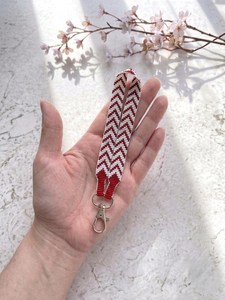 Porte-clés artisanal en coton à motif chevron, forme rectangulaire, accessoire de broderie artisanale - Product Image 5