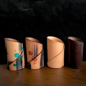 Accessoires de coupe à dés formelle en cuir véritable 100% fait main, marron clair, avec logo personnalisé, de conception haut de gamme pour les professionnels - Product Image 2