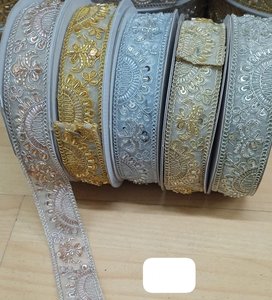 ผ้าลูกไม้ปักลายโลหะหรูหราสีทองเงิน ประดับด้วยกลิตเตอร์ลายดอกไม้ เป็นมิตรกับสิ่งแวดล้อม เหมาะสำหรับชุดแต่งงาน ชุดส่าหรี และเสื้อผ้า - Product Image 4