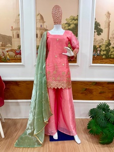 Conjunto de traje tradicional rosa Jimmy de satén bordado con pantalón y dupatta para mujer, para ocasiones de boda, corte regular, largo hasta el suelo - Product Image 3