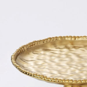 Élégant support à gâteau doré avec plateau texturé ondulé, bordure perlée et base sur pied assortie pour servir les desserts - Product Image 4