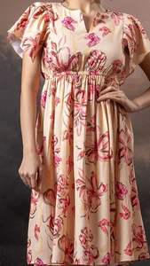 เดรสแขนสั้นคอวีลึก แขนระบายทรงเอ กระโปรงระบายชายระดับกลาง สีชมพูคอรัล ชุดเดรสออกงานลายดอกไม้ ชุดเดรสผูกโบว์ ราคาสุดคุ้ม - Product Image 2