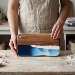 Planche à découper rustique en bois et résine époxy, faite à la main, pour la cuisine, planche décorative pour servir et préparer les aliments - Product Image 1
