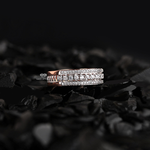 Anillo de Eternidad de Tres Hileras con Diamantes de Corte Princesa en Oro Rosa de Kirti Jewels, Anillo de Boda con Pavé para Mujer - Product Image 2