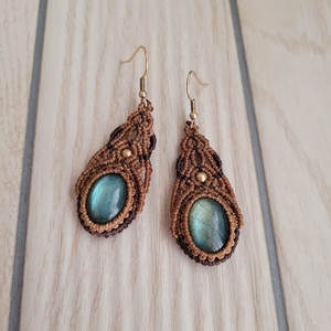 Boucles d'oreilles en macramé faites à la main avec pierre de labradorite en forme de goutte, style bohème, avec accents dorés, bijoux artisanaux HARI OM CREATIONS, pour mariage et fête - Product Image 2