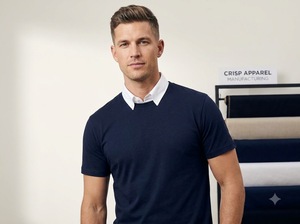Servicio de Fabricación al por Mayor de Suéteres Unisex para Adultos en Color Verde Oliva con Cuello Redondo, Combinados con Camisa Azul y Pantalones Azul Oscuro - Product Image 2