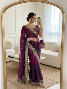 Ropa de fiesta: Saree de satén acolchado con bordado de lentejuelas de 3 mm, borde rico, todo bordado, blusa de diseñador Aarco con diseño Buttis y efecto arrugado. - Product Image 3