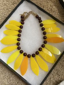 Collar de Resina Hecho a Mano Ecológico con Detalles de Madera APEX ALIGN, Estilo Lindo, Joyería de Moda Sostenible para Mujer, Producto de Terceros - Product Image 2