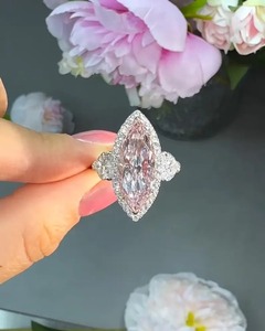 Bague en or massif 10K-18K avec trois diamants de laboratoire rose fantaisie de 5 carats, taille marquise, accents en forme de cœur et design halo vintage - Product Image 1