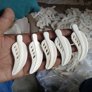 Colgante de Pluma de Hueso Tallado a Mano de Primera Calidad, Amuletos de Hueso Bovino Ético para la Creación de Joyería Boho, Cuentas Artesanales Naturales - Product Image 1