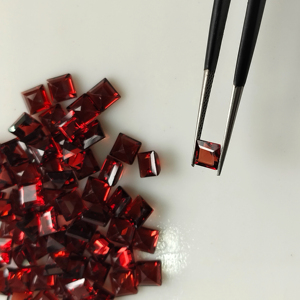 โกเมนสีแดงธรรมชาติ 4.5 มม. ทรงสี่เหลี่ยมเจียระไนแบบสเต็ปคัท คุณภาพดีที่สุด พลอยเม็ดเดี่ยวสำหรับทำเครื่องประดับ - Product Image 1